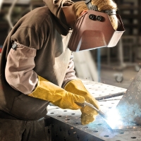 Guantes de protección duradero y cómodo para aplicaciones de soldadura.